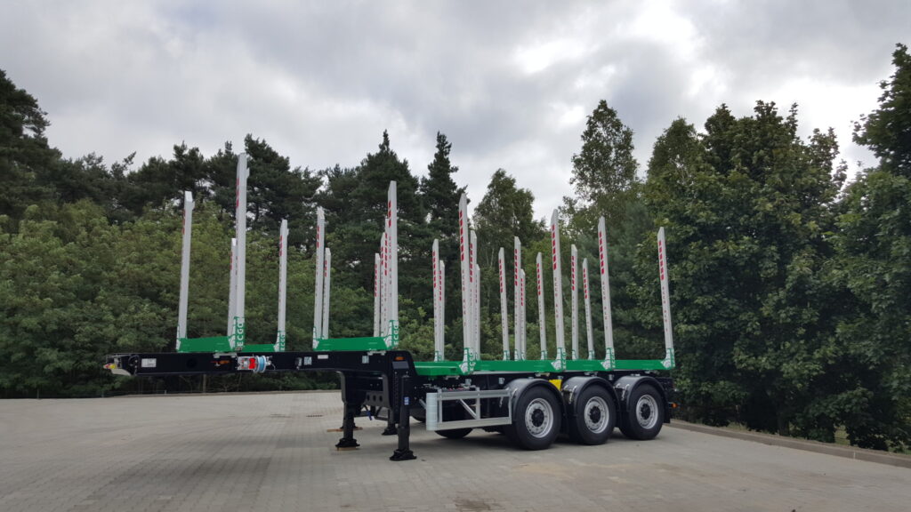 Dreiachsiger Holztransport Auflieger mit stabilen Rungen für sichere Ladung
