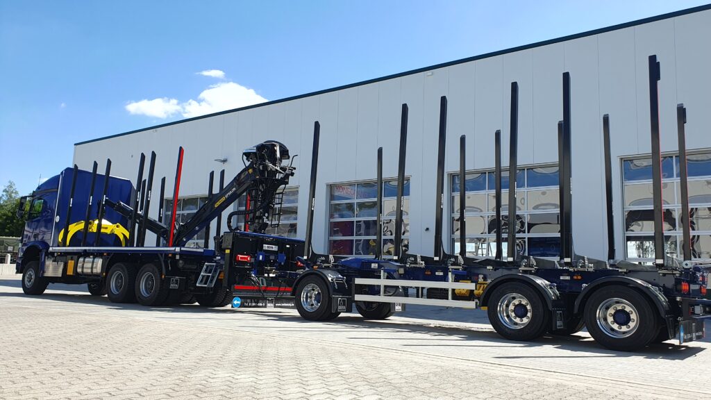Holztransport Kombination mit Kran und Anhänger für Langholz und Rundholz