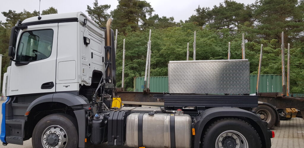 Kipper-Lkw Fahrgestell mit Aufbauplattform und Werkzeugbox auf Betriebshof