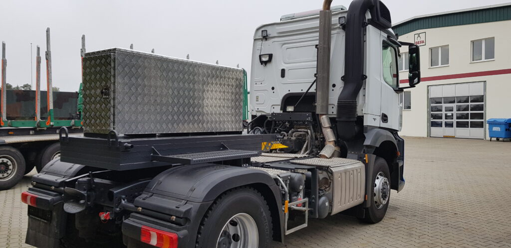 Lkw Fahrgestell mit vorbereitetem Aufbau und Aluminium-Werkzeugkiste