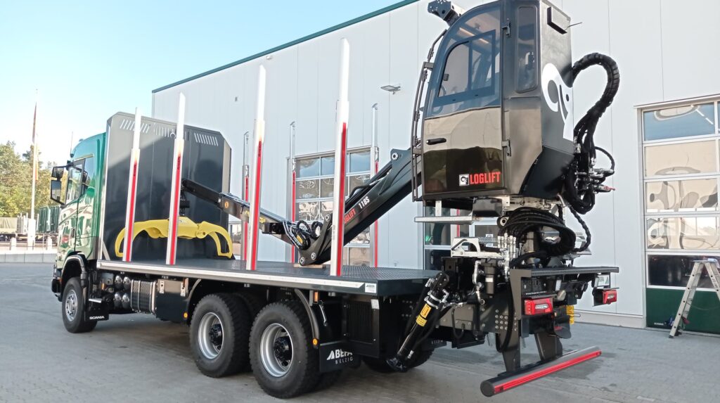 Lkw Holztransporter mit Kabinenkran und Rungen-System für Rundholz und Langholz
