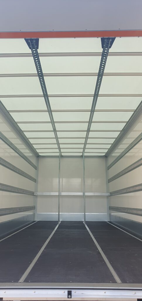 Lkw Kofferaufbau innen mit Ladungssicherungssystem und Bodenbelag