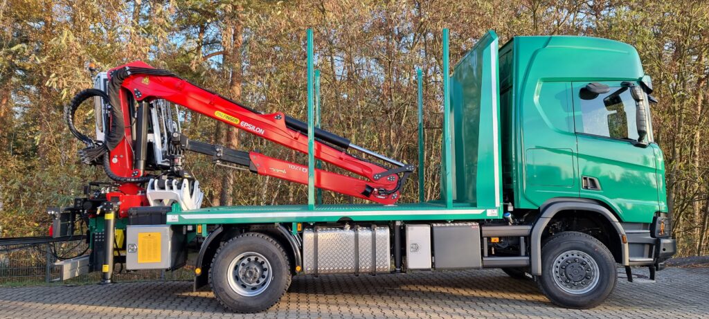 Lkw für Holztransport mit Ladekran und Rungen-System für Rundholz und Langholz