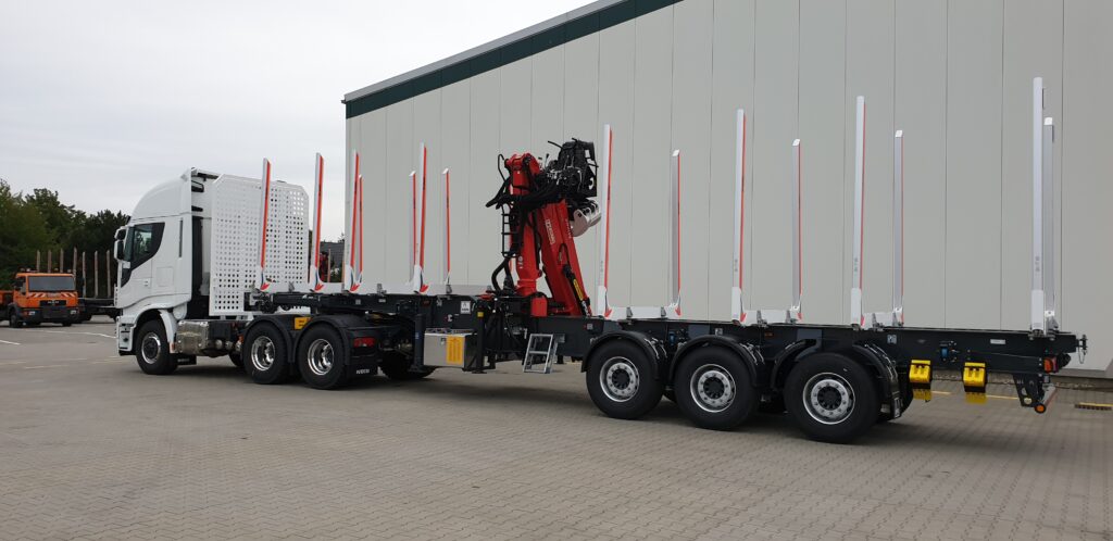 Sattelanhänger für Holztransport mit Ladekran und Rungen-System für Langholz
