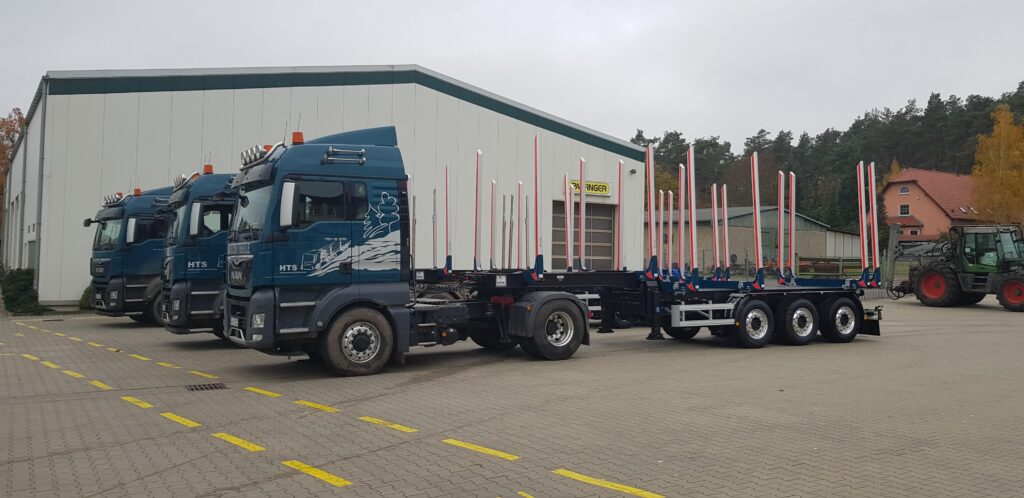 Sattelzug für Holztransport mit Auflieger und Rungen für Rundholz im Einsatz