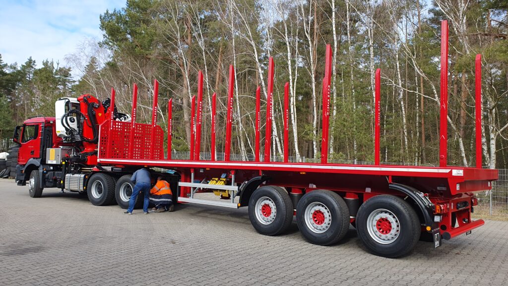 Sattelzug für Holztransport mit Kran und Auflieger für Langholz und Rundholz