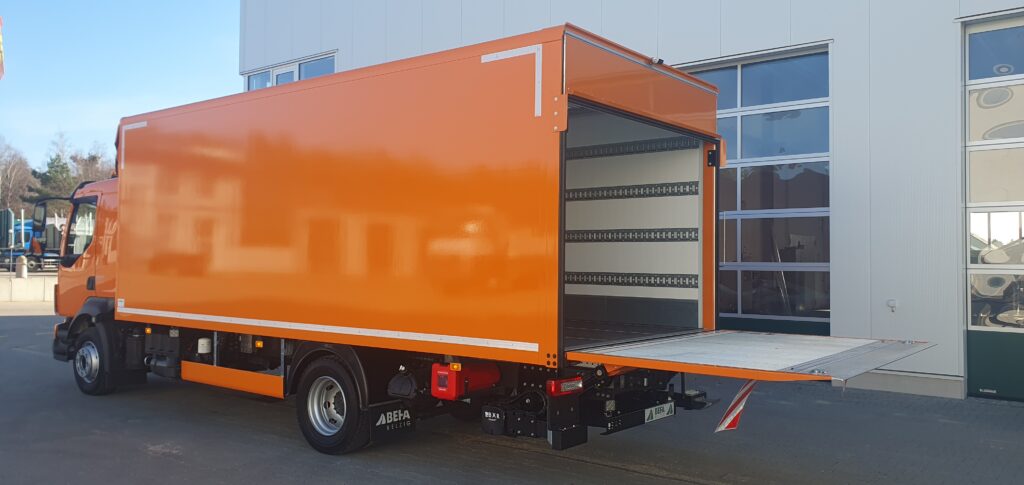 Sonderfahrzeugbau Lkw mit Kofferaufbau Seitenansicht BEFA Fahrzeugbau